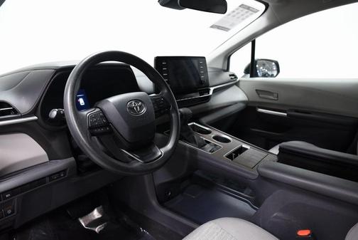 2022 Toyota Sienna LE