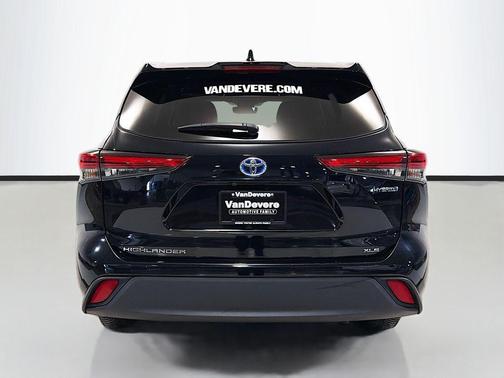 Midnight Black Metallic 2023 Toyota Highlander Hybrid XLE