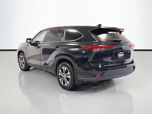 Midnight Black Metallic 2023 Toyota Highlander Hybrid XLE