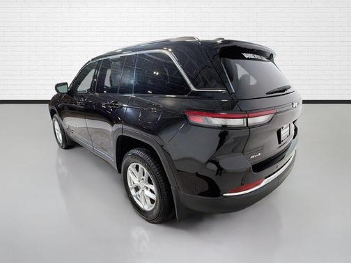 Diamond Black Crystal Pearlcoat 2025 Jeep Grand Cherokee Laredo