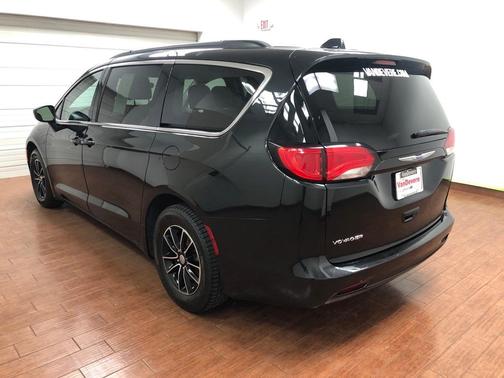 Photo 5 of 28 of 2020 Chrysler Voyager LXI