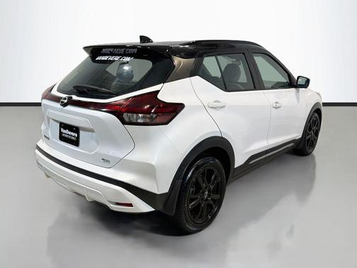 Aspen White Tricoat/Super Black 2023 Nissan Kicks SR