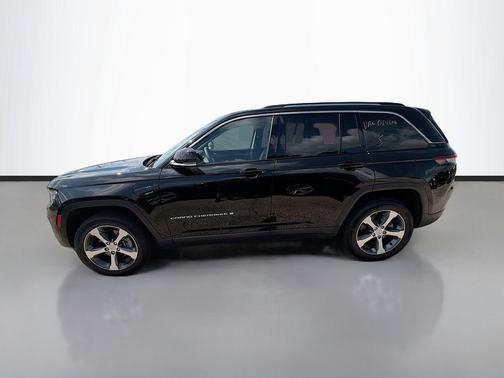Diamond Black Crystal Pearlcoat 2023 Jeep Grand Cherokee 4xe Base