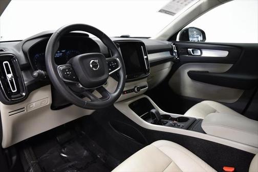 2022 Volvo XC40 T5 Momentum