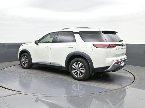 2022 Nissan Pathfinder SL 2WD