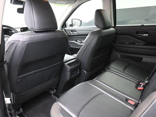 2022 Nissan Pathfinder SL 2WD