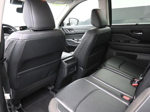 2022 Nissan Pathfinder SL 2WD