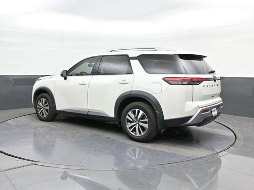 2022 Nissan Pathfinder SL 2WD