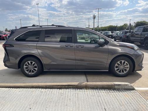 2023 Toyota Sienna LE 8 PASSENGER