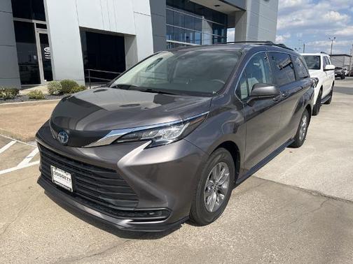 2023 Toyota Sienna LE 8 PASSENGER