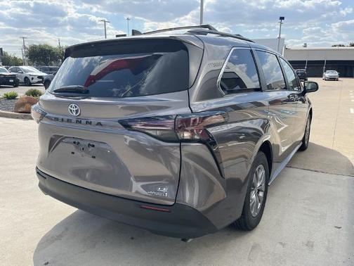2023 Toyota Sienna LE 8 PASSENGER