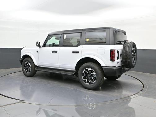 OXFORD WHITE 2026 Ford Bronco Outer Banks