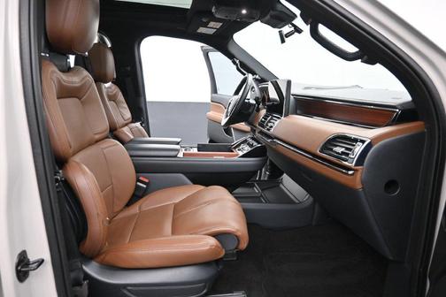Ceramic Pearl Metallic Tri-Coat 2023 Lincoln Navigator Reserve