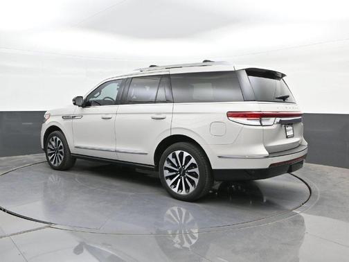 Ceramic Pearl Metallic Tri-Coat 2023 Lincoln Navigator Reserve