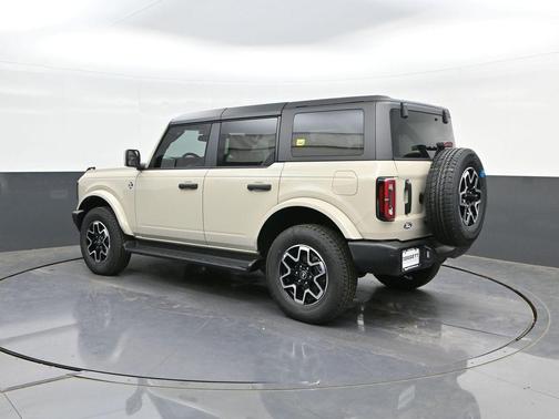 Desert Sand 2026 Ford Bronco Outer Banks