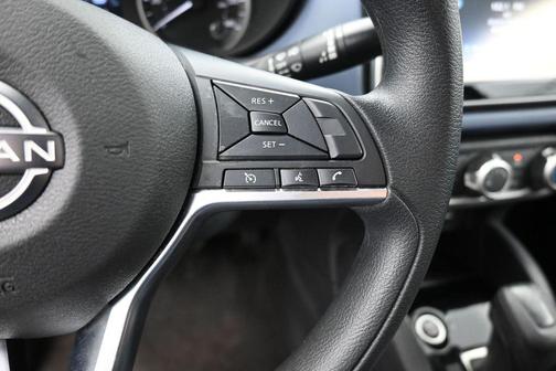 Super Black 2023 Nissan Versa 1.6 SV
