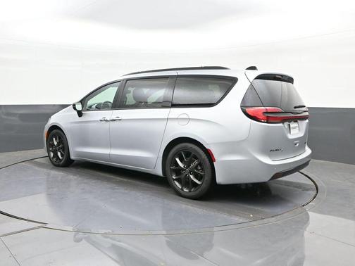 Silver Mist Clearcoat 2026 Chrysler Pacifica Limited