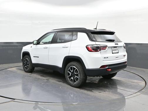 Bright White Clearcoat 2025 Jeep Compass Trailhawk