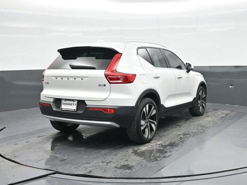 2023 Volvo XC40 B5 Plus Bright Theme