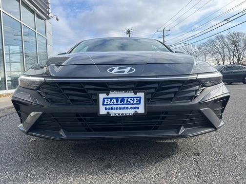 2025 Hyundai ELANTRA SE