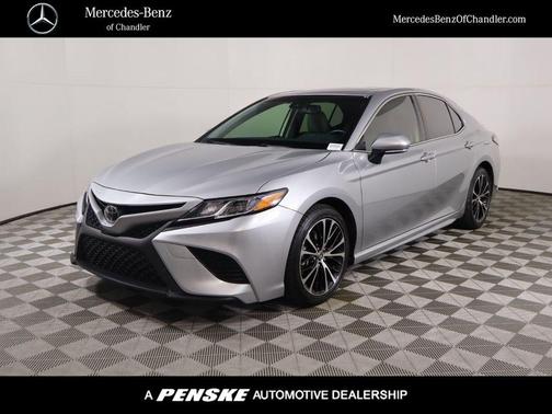 Photo 1 of 50 of 2018 Toyota Camry SE