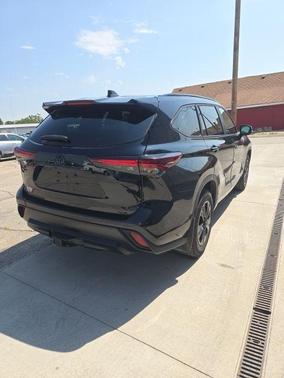 Midnight Black Metallic 2024 Toyota Highlander Hybrid XLE