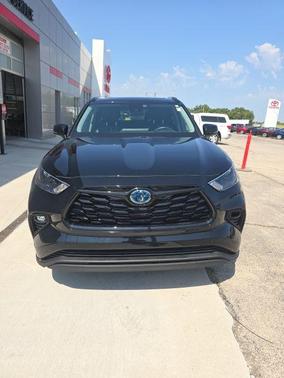 Midnight Black Metallic 2024 Toyota Highlander Hybrid XLE