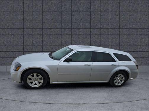 2005 Dodge Magnum SE