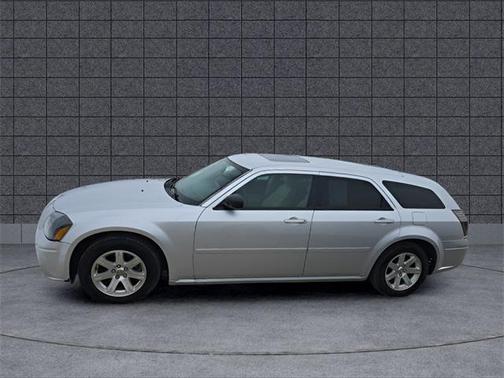 2005 Dodge Magnum SE