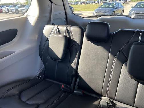 Diamond Black Crystal Pearlcoat 2024 Chrysler Pacifica Touring L