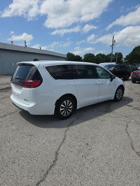 Bright White Clearcoat 2024 Chrysler Pacifica Hybrid Select