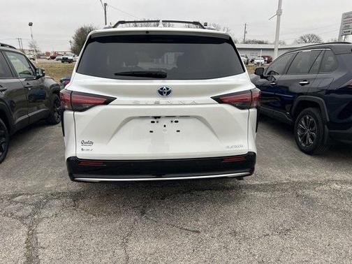 2025 Toyota Sienna Platinum