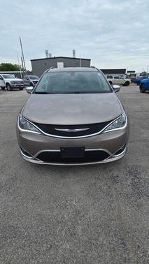 Molten Silver 2017 Chrysler Pacifica Limited