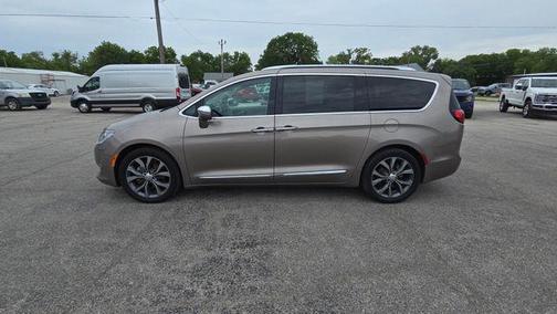 Molten Silver 2017 Chrysler Pacifica Limited