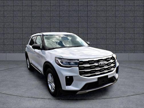 Space White Metallic 2025 Ford Explorer Active