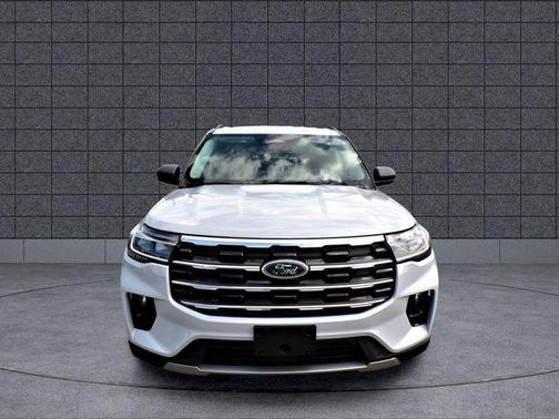 Space White Metallic 2025 Ford Explorer Active