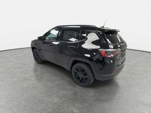 Diamond Black Crystal Pearlcoat 2026 Jeep Compass Latitude