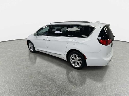 Bright White Clearcoat 2017 Chrysler Pacifica Touring-L