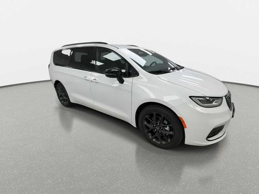 Bright White Clearcoat 2026 Chrysler Pacifica L