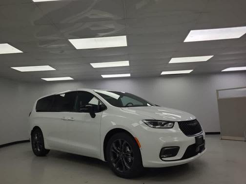 2026 Chrysler Pacifica L