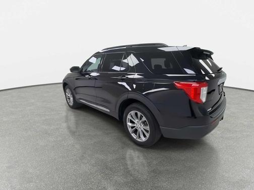 AGATE BLACK METALLIC 2022 Ford Explorer XLT