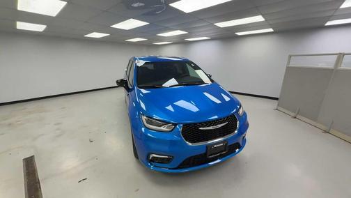 Hydro Blue Pearlcoat 2026 Chrysler Pacifica L