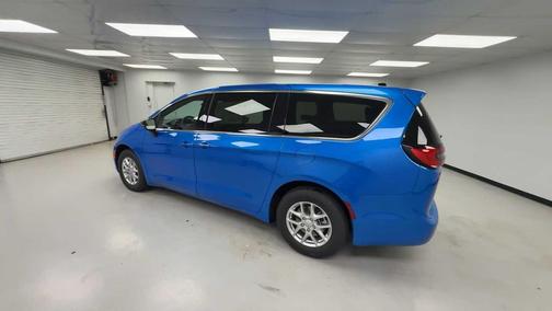 Hydro Blue Pearlcoat 2026 Chrysler Pacifica L