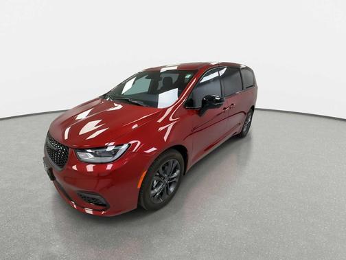 Red Hot Pearlcoat 2026 Chrysler Pacifica L