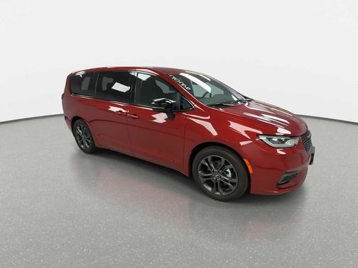 Red Hot Pearlcoat 2026 Chrysler Pacifica L