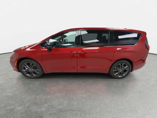 Red Hot Pearlcoat 2026 Chrysler Pacifica L