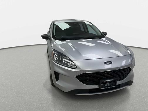 ICONIC SILVER 2022 Ford Escape SE