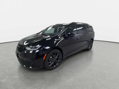 Diamond Black Crystal Pearlcoat 2026 Chrysler Pacifica L