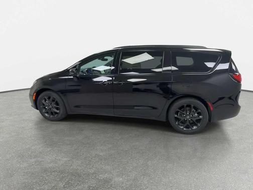 Diamond Black Crystal Pearlcoat 2026 Chrysler Pacifica L