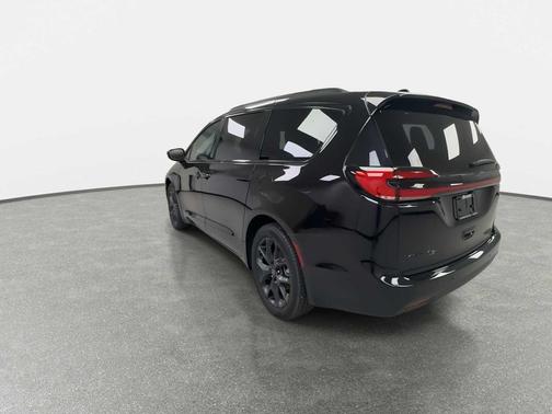 Diamond Black Crystal Pearlcoat 2026 Chrysler Pacifica L